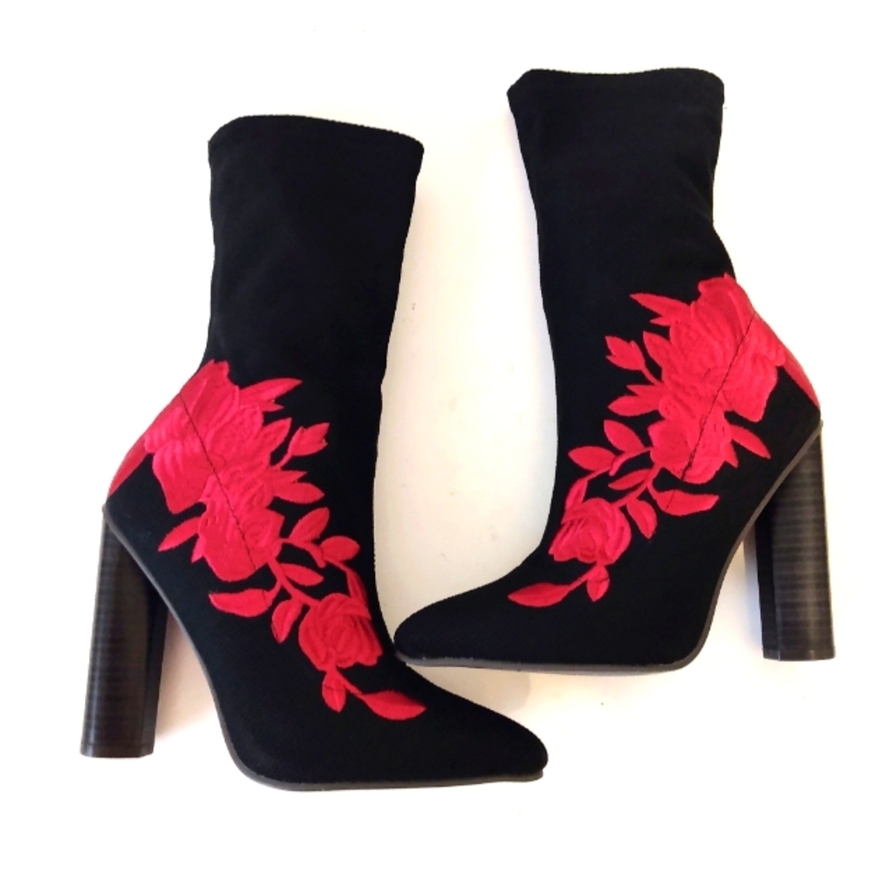 Qupid Black Fabric Red Embroidered Floral 4 1/4" Chunky Heel Sock Boots sz 6.5